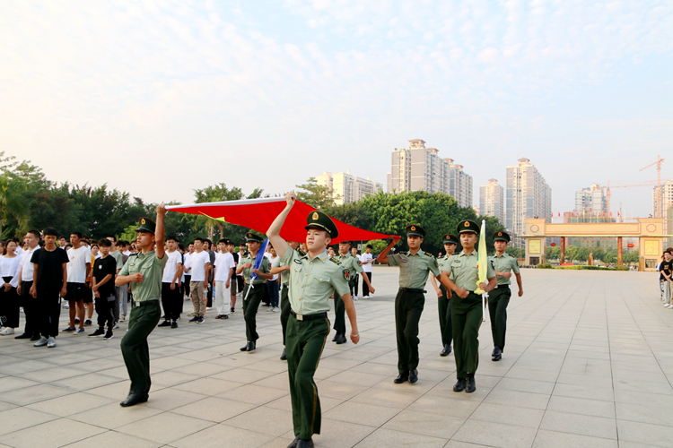 太阳集团8722com举行升旗仪式庆祝新中国成立72周
