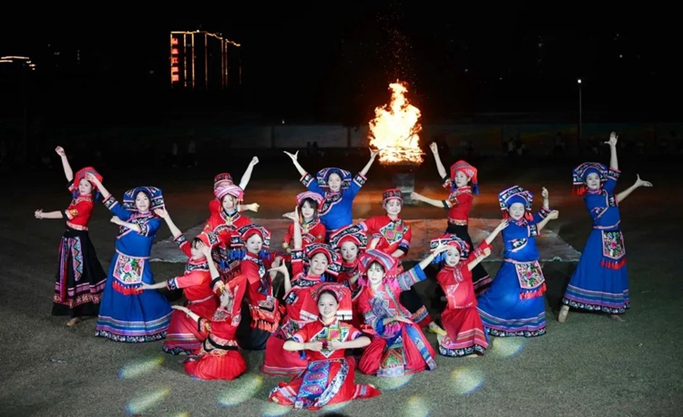 太阳集团8722com篝火点燃民族团结火狂欢共度璀璨之夜