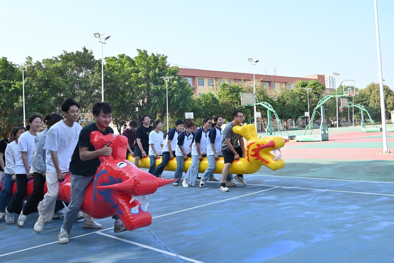 “欢乐十八载校庆，共创未来新篇章”广