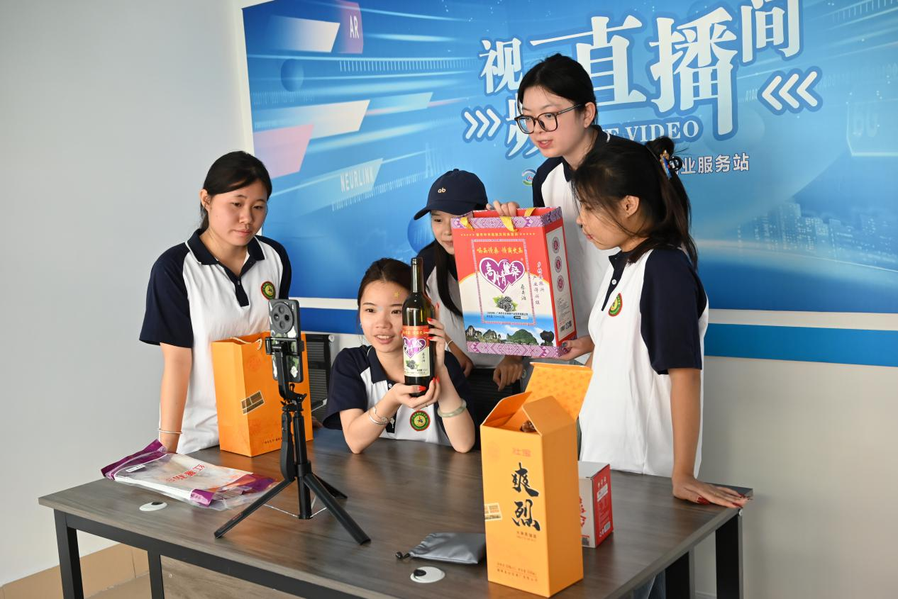 经管学子直播带货助农兴农，红色基因赋